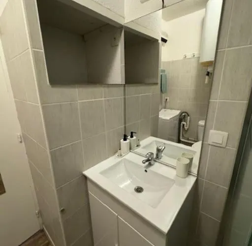 Appartement Cap D'agde Ideal Pour 2 Personnes, A 2 Minutes A Pied Du Port *